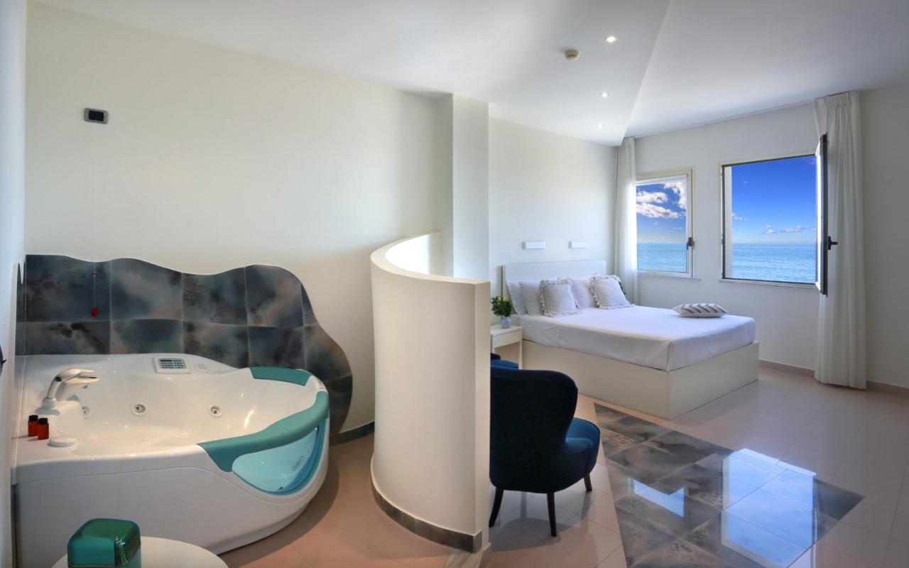 Piccadilly Rooms Restaurant And Beach Santa Maria al Bagno Bagian luar foto