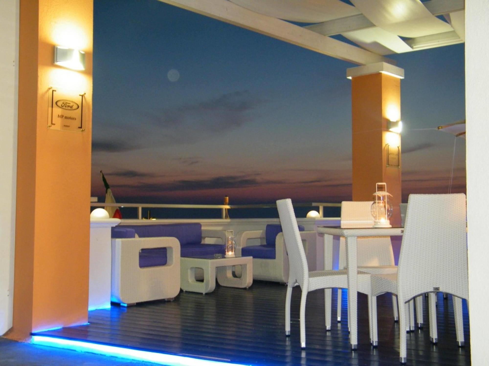 Piccadilly Rooms Restaurant And Beach Santa Maria al Bagno Bagian luar foto