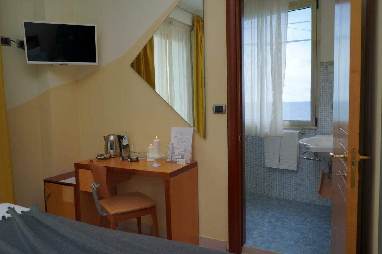 Piccadilly Rooms Restaurant And Beach Santa Maria al Bagno Bagian luar foto