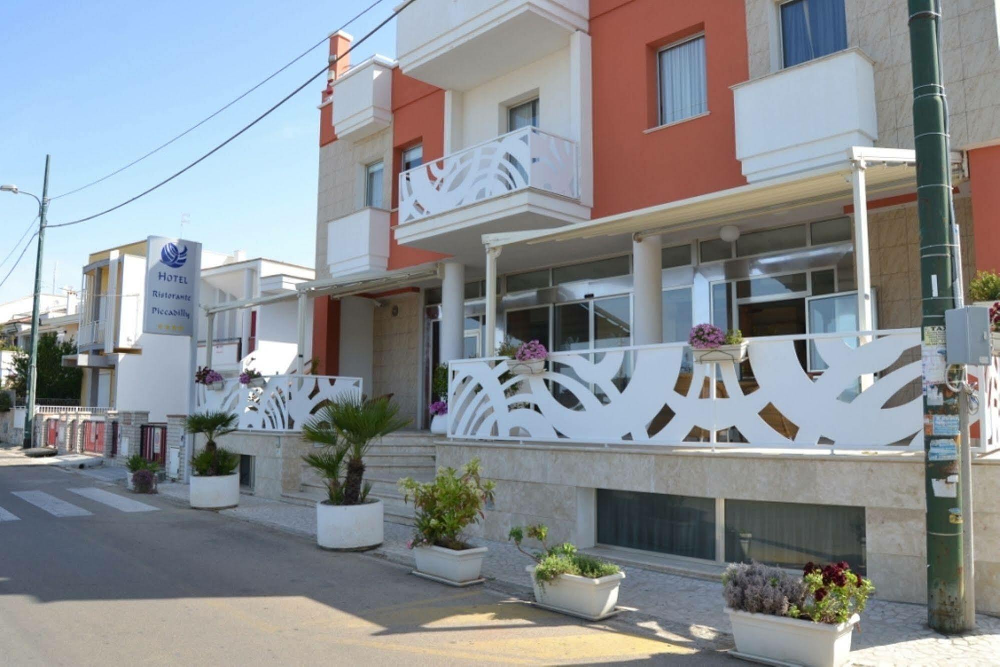 Piccadilly Rooms Restaurant And Beach Santa Maria al Bagno Bagian luar foto