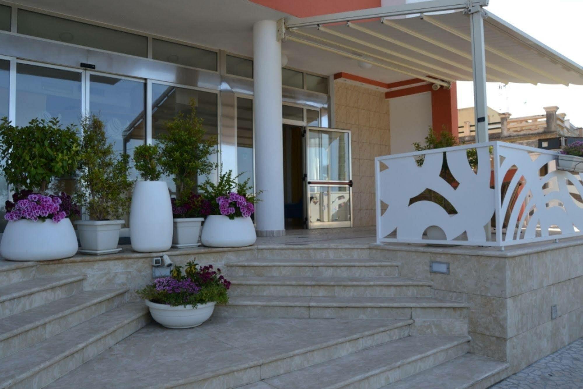 Piccadilly Rooms Restaurant And Beach Santa Maria al Bagno Bagian luar foto
