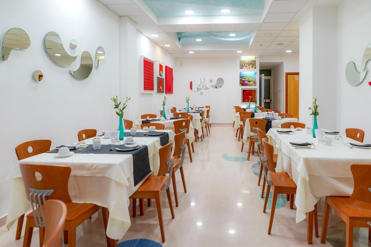 Piccadilly Rooms Restaurant And Beach Santa Maria al Bagno Bagian luar foto
